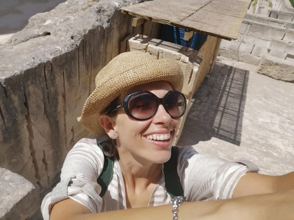 Alessia sorridente durante un’esperienza di viaggio