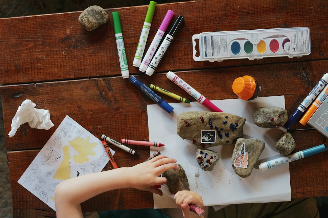 Un bambino realizza un’attività creativa con colori e materiali
