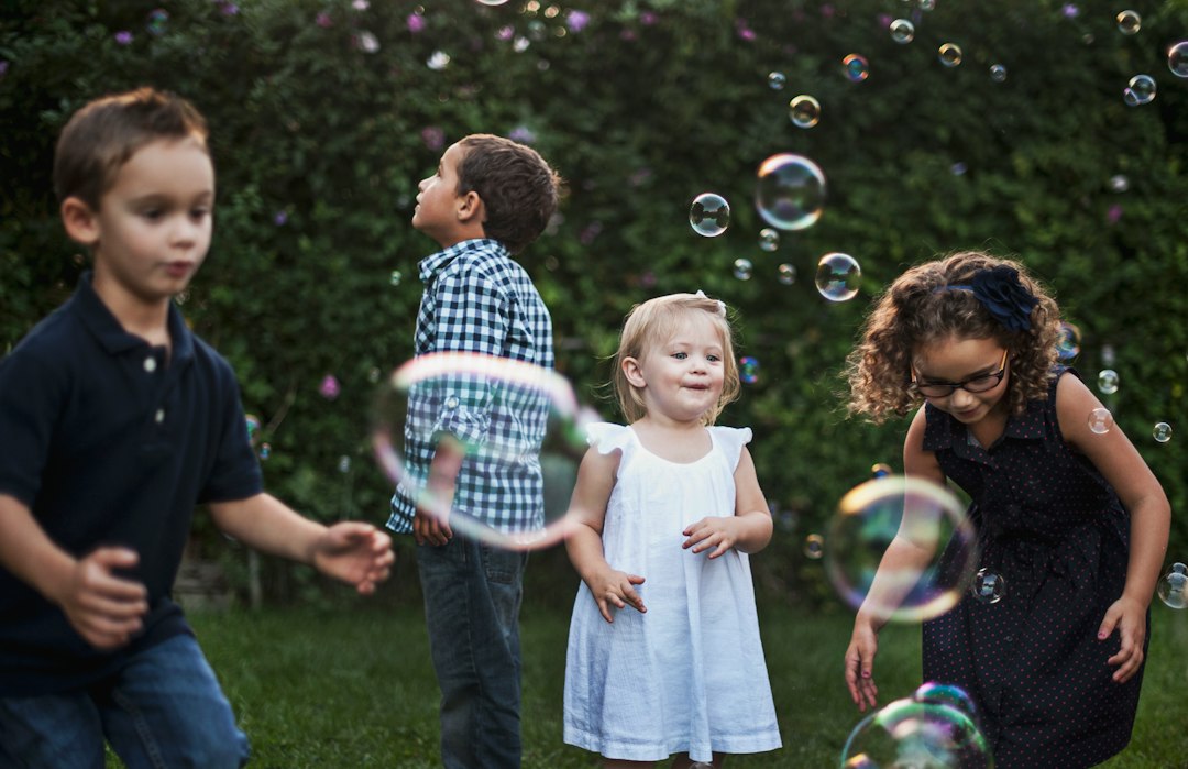 Bambini che giocano insieme con le bolle di sapone