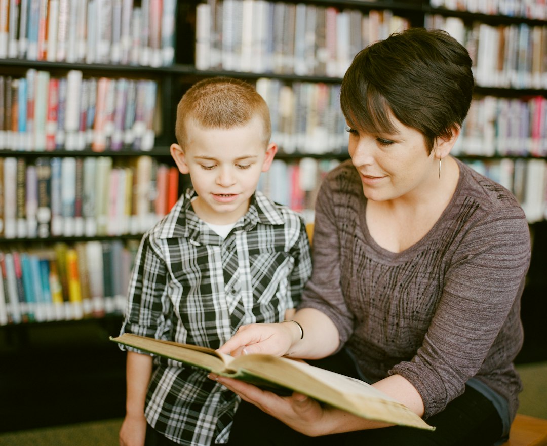 Un’adulta legge un libro insieme a un bambino