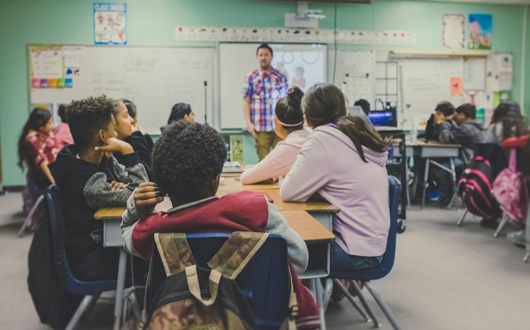 Un’insegnante davanti a un gruppo di studenti in classe
